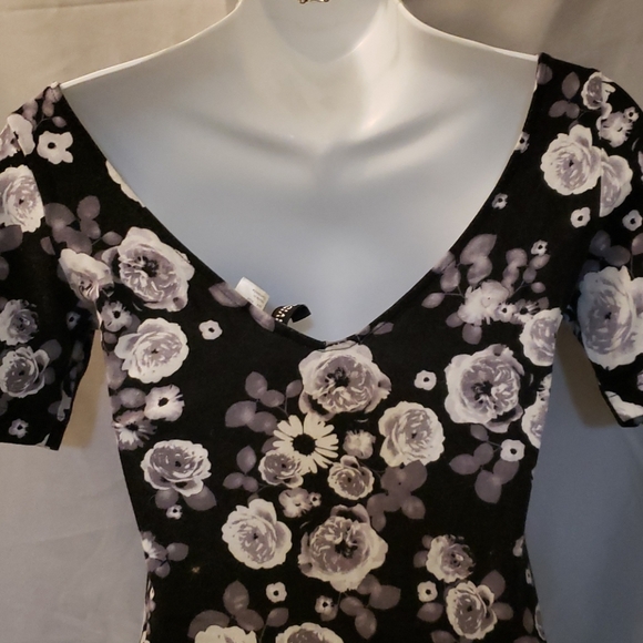 🎉3/$40🎉Flower dress - Picture 4 of 4